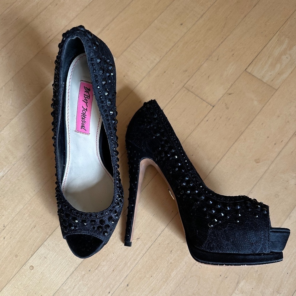 🔥♥️ Betsey Johnson BBELA Rhinestone beaded platform peep toe stilettos, 7.5.